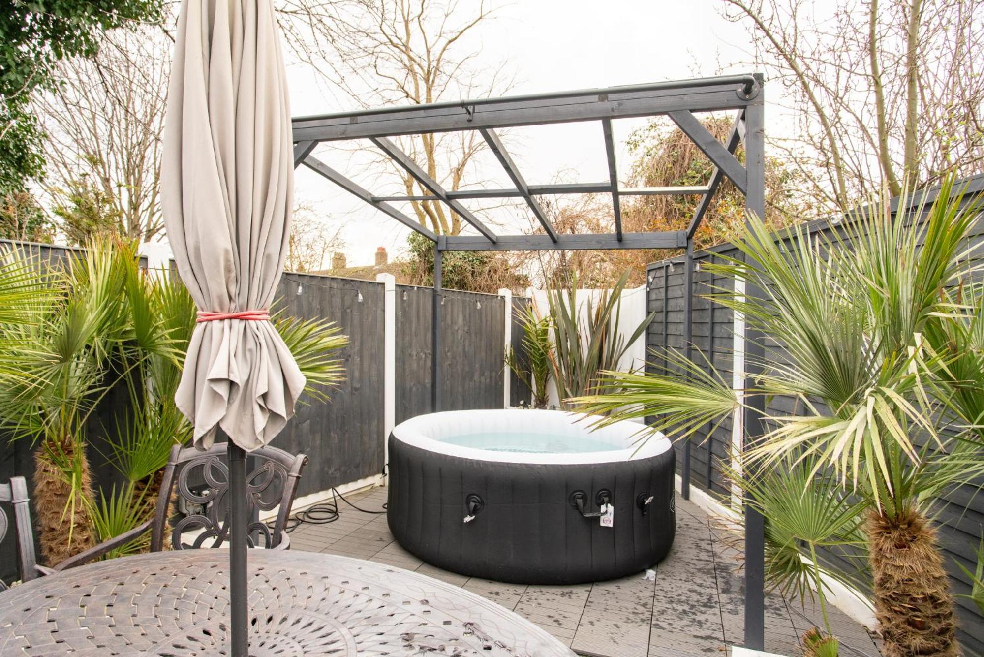 Modern 2Bed Pad W/ Hot Tub Villa Barking  Exterior photo